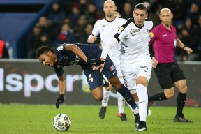 关于法甲赛程吃紧，里昂赛前战术微调，压力陡增，心理建设被强调的信息