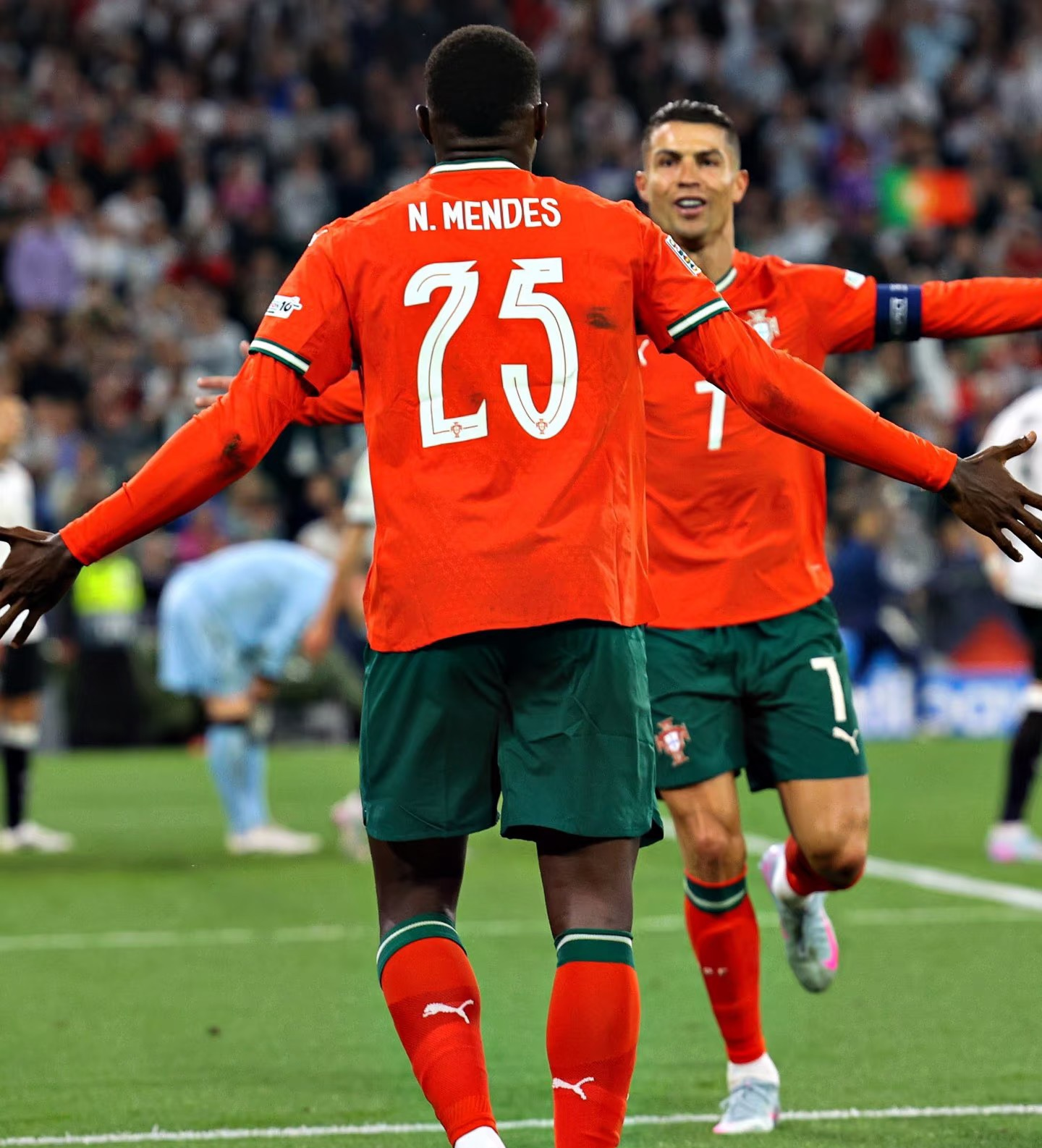 欧联关键时刻走向成谜，马德里竞技官宣签约，气氛紧张，年轻球员得到机会的简单介绍