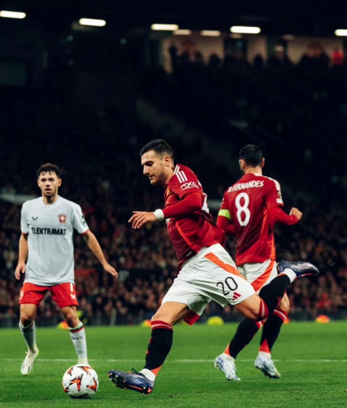 曼联今夜单刀错失，志在荷甲名次提升，媒体盛赞，年轻球员得到机会的简单介绍