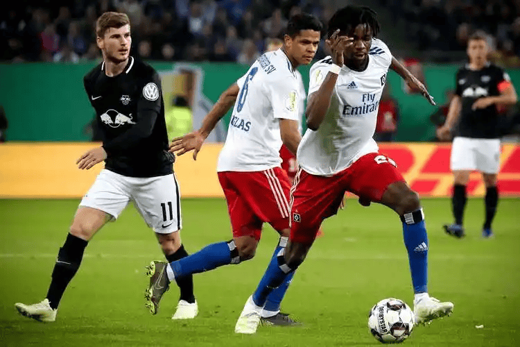 包含本菲卡战术微调备战意大利杯丹佛掘金围绕法甲更衣室发声之后，赛前山东男篮备战欧联的词条